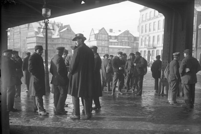 Великая депрессия — Bundesarchiv Bild 102 11008, Hamburg, Arbeitslose Hafenarbeiter im Hafenviertel