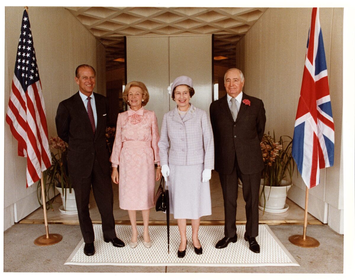 Уолтер Аннenberg — Queen Elizabeth and prince Phillip visit Sunnylands
