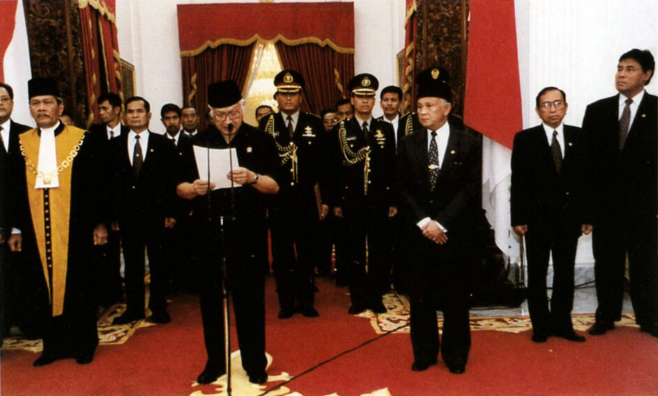 азиатский финансовый кризис 1997 — Suharto resigns
